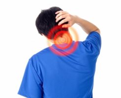 首が痛い男性
